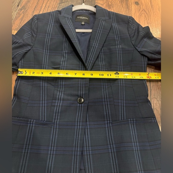 BANANA REPUBLIC Women
Marzotto Italian Wool Navy Check
Plaid Blazer 2. - Picture 7 of 16